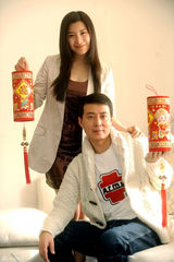 组图：王雅捷于洋新年写真曝光 幸福恩爱送祝福