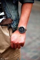 组图：何晟铭着休闲西装街拍 秀初秋型男风范