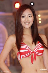 组图：准港姐泳装总彩排 曾明俐试戴后冠