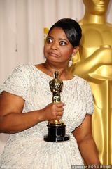 高清组图：奥斯卡后台获奖众星举金人光彩照人