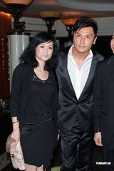 组图：黎耀祥与众星出席晚宴 合约未满暂不着急