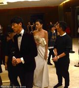 组图：汪峰旧爱亮相遭偷瞄 和辣爸张亮无交流