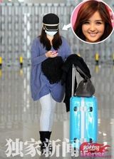 组图：何洁释小龙甜蜜回京 购家具同行照曝光