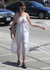 组图：安妮-海瑟薇街拍LOOK 吊带白裙清爽