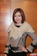 组图：黄子华新剧结局自掏腰包请客 热拥徐子珊