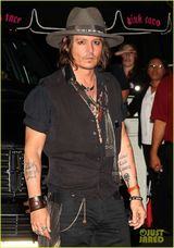 高清图：强尼-德普派对化身摇滚型男气场十足