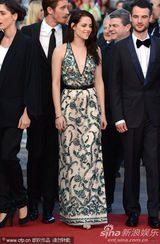 组图：暮光女戛纳走秀罩杯小难撑深V