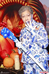 组图：吴卓羲宣传万圣节扮吸血鬼 高海宁险走光