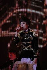 组图：李宇春大跳性感肚皮舞 歌迷微博大屏幕示爱