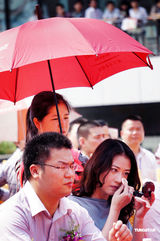 组图：周海媚活动现场舞剑秀武术 当众擦汗补妆