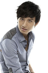 组图：成毅儒雅气质搭配牛仔新派写真