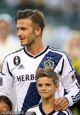 组图：小贝赛场为爱子庆生 罗密欧穿球衣