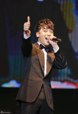 组图：BB三子火爆开唱圣诞夜 秀中文与粉丝互动