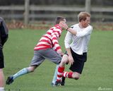 组图：威廉王子与弟弟哈里踢球 成对手大方拥抱