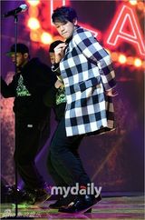 组图：Rain复出舞台彩排 耍帅卖萌魅力不减