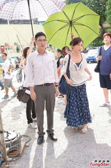 组图：刘心悠秀事业线开工 彭顺探班给执导意见