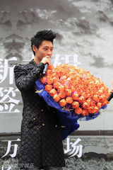 组图：魏晨沈阳签售 歌迷合唱发表“稀罕”宣言