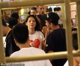 组图：陈冠希带小女友视察潮店 穿情侣衣秀恩爱