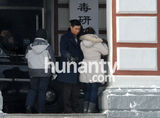 组图：吴奇隆再演时髦军人 雪中拍戏引众人围观