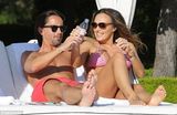 组图：F1太子女泳装秀孕肚 巨乳傲人与老公激吻