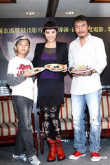 组图：毕晓海送郝蕾“第五张画” 祝“妈妈”骑金马