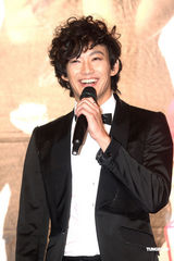 组图：棒棒堂变身LOLLIPOP-F签约金牌 罗志祥助阵