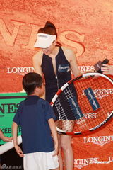 组图：林志玲变身网球女郎 抱怨言承旭太多人爱