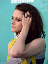 组图：克里斯汀-斯图尔特撞色礼服亮相