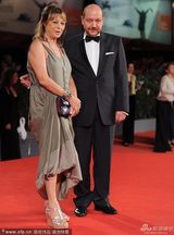 组图：《暴力小姐》首映 伊莱尼和导演暧昧对视