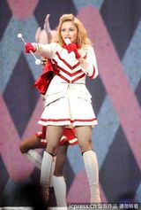 组图：麦当娜挑逗肌肉男上演致命诱惑