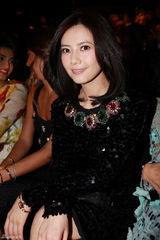 组图：高圆圆与莫妮卡同台看秀绽放米兰