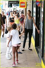 组图：朱莉带孩子逛书店 一家人牵手过街显温馨