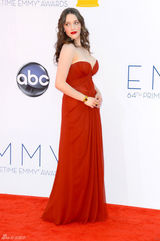 组图：艾美奖红毯 凯特-戴琳斯携男友抚发风骚