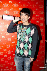 组图：刘嘉玲亮相上海 皮衣搭配牛仔短裤秀美腿