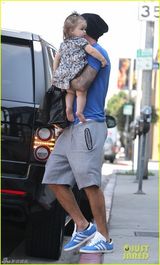 组图：贝克汉姆破洞t恤不修边幅 小七碎花洋装可爱