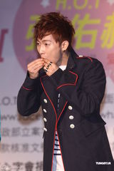 组图：张佑赫台北亲民秀舞蹈 想找90后嫩女友