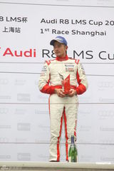 组图：郭富城上海参加车赛 小插曲无碍取得胜利