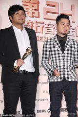 组图：暗黑白领阶级获最佳客语专辑奖 淡定自若