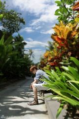 组图：李昊瀚远赴马来西亚拍MV 旅行中寻意境