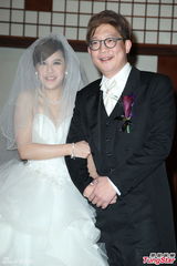 组图：黄小柔出嫁盼造人 穿低胸婚纱挽老公亮相