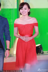 组图：上海电视节红毯 江铠同露锁骨秀美背抢镜