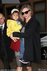 组图：米兰达摩登装扮牵子出街 弗林抱水杯呆萌