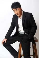 组图：乔大韦写真演绎知性职场男人