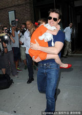 组图：汤姆-克鲁斯离婚后首探爱女 遭狗仔围堵