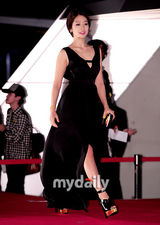 组图：朴信惠黑色V字裙亮相性感秀美乳