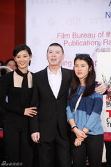 组图：冯小刚好莱坞留手印 长女亮相为父捧场