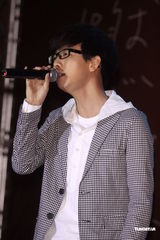 组图：胡夏趁胜追击推新辑 戴爱玲为其发片站台