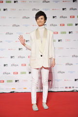 高清组图：MTV超级盛典红地毯 李宇春白色系帅气