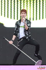 组图：香港巨蛋音乐节f(x)领衔冒台风献歌舞