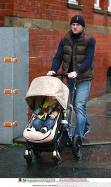 组图：鲁尼科琳儿子生日宴分开抵达 变史莱克遭恶搞 